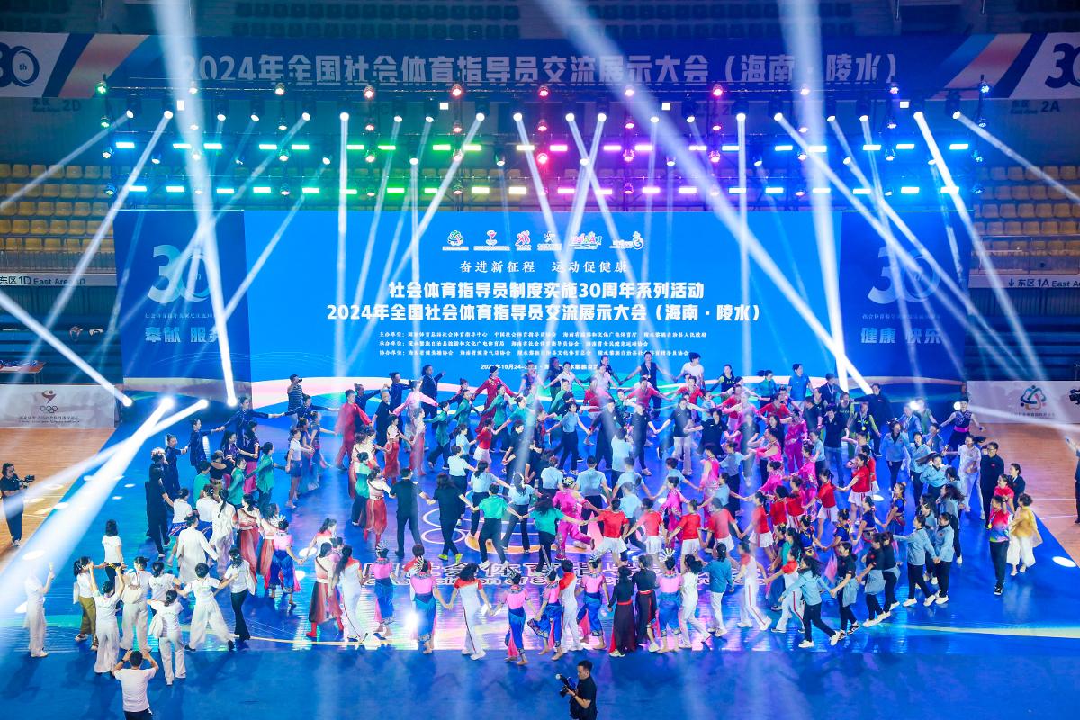 女生打高尔夫打中野鸭，鸭在湖中走，高尔夫从天上来